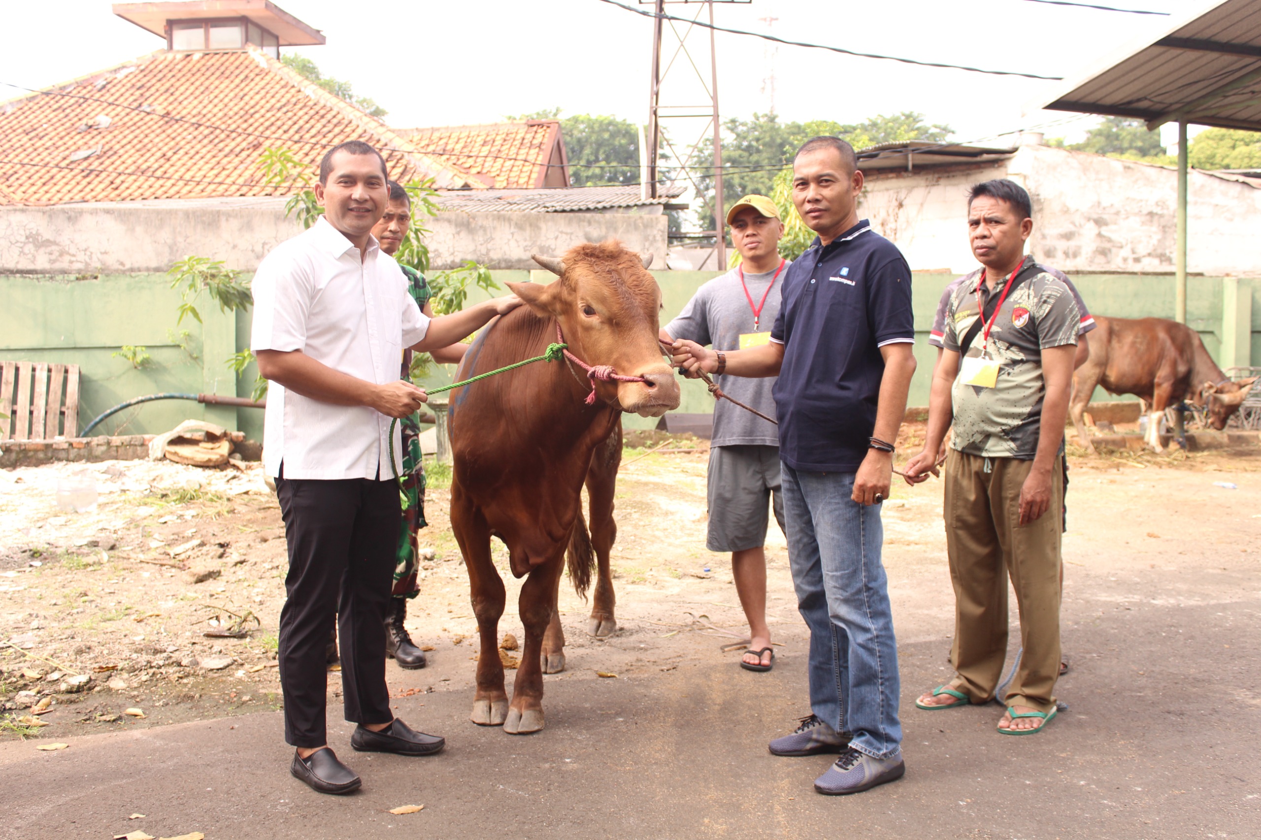 Semangat Idul Adha: Kodim Jakarta Timur Berbagi Daging Kurban kepada Warga (Foto: Kodim Jakatrta Timur)
