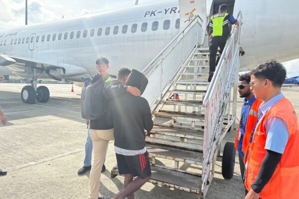 Satgas Ops Damai Cartenz Serahkan Pelaku Pembunuhan ke Kajari Jayawijaya (Foto: Satgas Operasi Damai Cartenz )