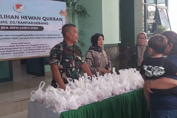 Koramil 05/Bantargebang Salurkan 130 Kantong Daging Kurban kepada Warga