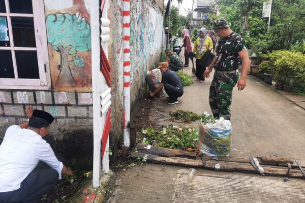 Anggota TNI dan Warga Tangerang Kerja Bakti Bersihkan Lingkungan Antisipasi Banjir